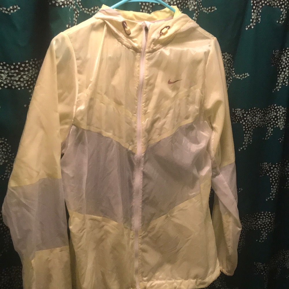 Yellow Nike running jacket 🏃🏼‍♀️